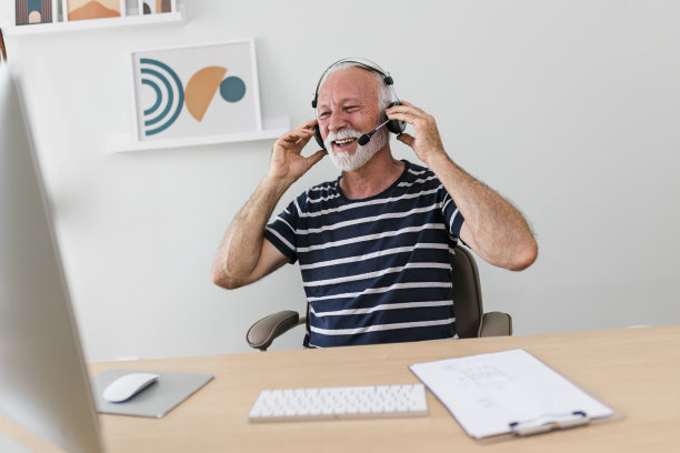 一位老人在呼叫中心工作时享受的镜头图片下载