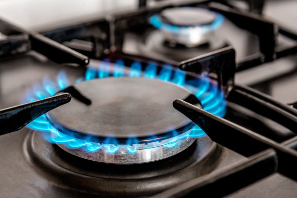 正在燃烧的厨房煤气炉图片下载