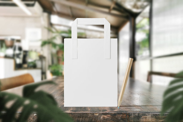 清洁最小的纸袋模型站在木质顶部与树叶图片下载