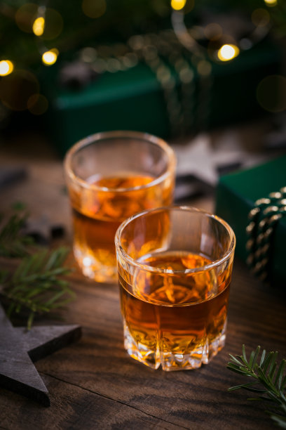 两杯带假日装饰的威士忌或波旁威士忌图片下载
