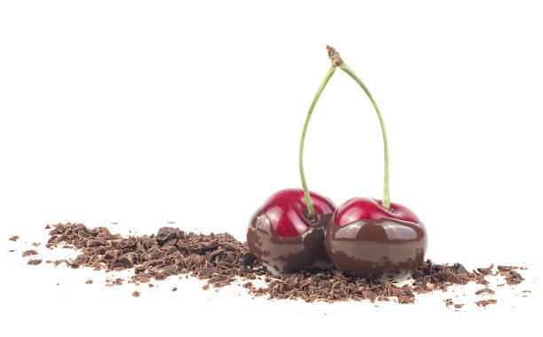红色樱桃在液体牛奶巧克力与碎巧克力，白色背景。图片下载