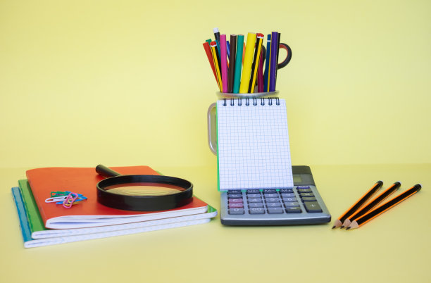 一组课桌上的学习用品和书籍，学生的配件，教师节的文字复制空间，回到学校的概念图片下载