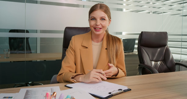 POV女商人在办公室对着摄像头进行视频电话会议。图片下载