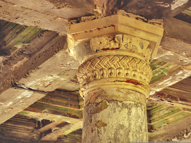 废弃的房间里有一根粉刷过的旧柱子。特写照片图片下载