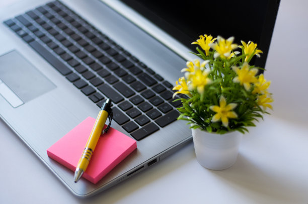 现代办公室办公桌上的笔记本电脑图片下载