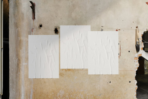 清洁最小的海报模型在破碎的墙上与人行走模糊图片下载