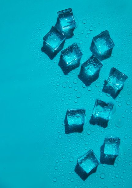 蓝色背景上的冰块。有选择性的重点。图片下载