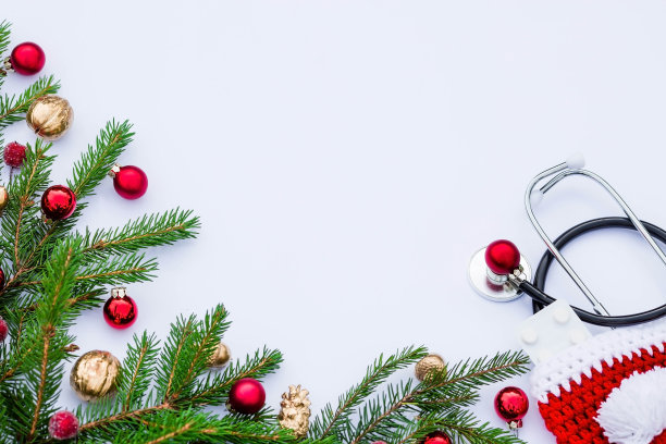 诊所的医疗横幅2023，白色背景上有药丸、听诊器和圣诞树。Copyspace。药新年平。图片下载