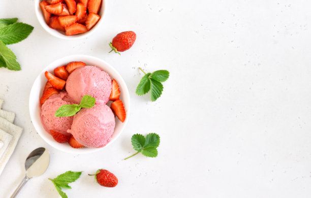 草莓冰淇淋在碗里图片下载