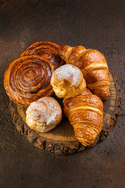 凉架上的芝士香草卷，面包和糕点新鲜出炉的法式甜点，图片下载