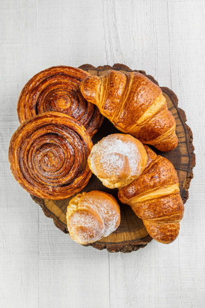 凉架上的芝士香草卷，面包和糕点新鲜出炉的法式甜点，图片下载
