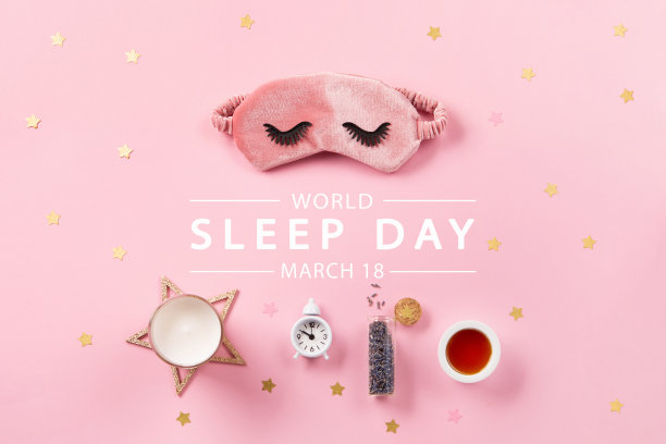 可爱的睡眠面膜，蜡烛，薰衣草和闹钟在粉色粉彩背景，俯视图。图片下载