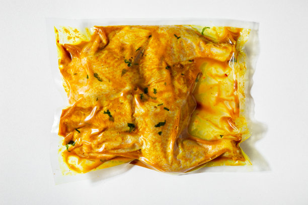 白底色真空包装腌制生鸡胴体配欧芹图片下载