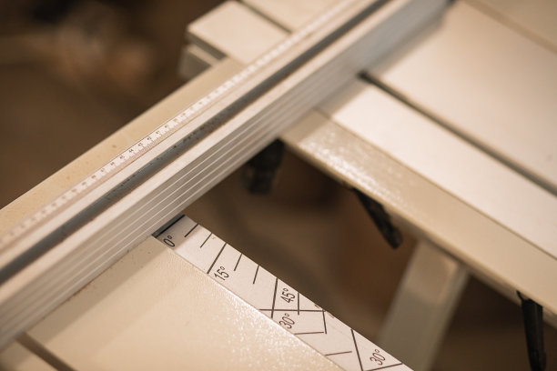 近距离金属结构，用尺子带在木工车间测量和标记木材材料。木工的东西图片下载