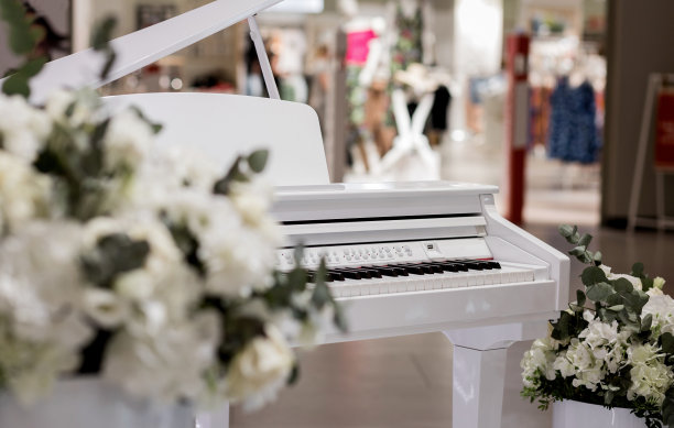 白色的电子合成器。图片下载