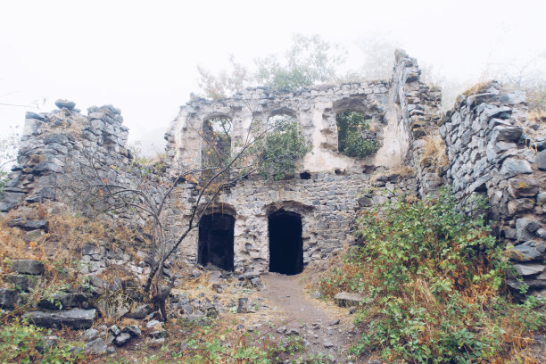 砖墙的废墟长满了建筑。老毁了房子。股票的照片。Khndzoresk古岩洞城的废弃废墟。亚美尼亚风景胜地。图片下载