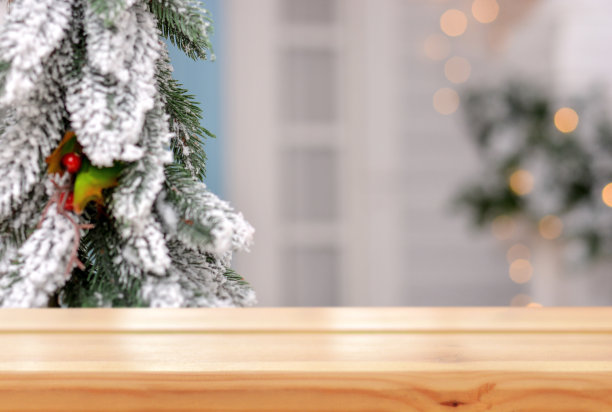 空木桌的背景是一棵圣诞树枝圣诞树，凸起和圣诞门廊。圣诞快乐，新年快乐!准备好产品蒙太奇。图片下载