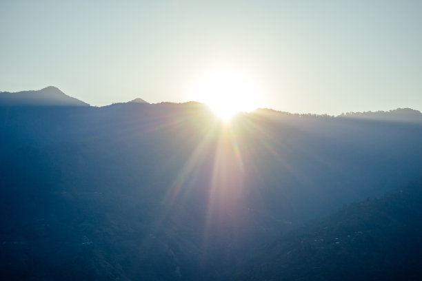 喜马拉雅山脉美丽的风景。白雪覆盖的山峰。山中的徒步概念(背景，模型，模糊化)图片下载