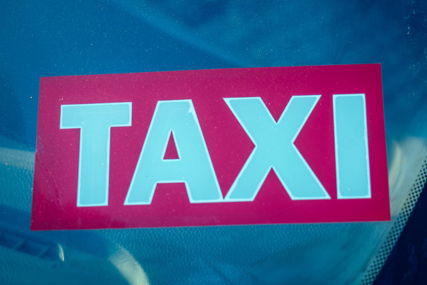 出租车inscriptiont。出租车停在街上图片下载
