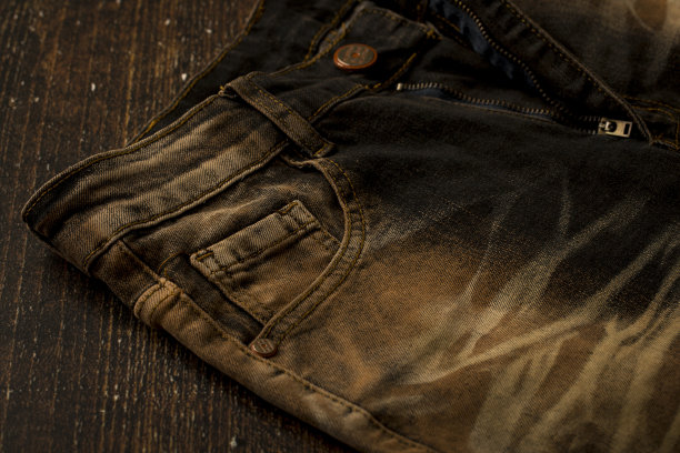 近距离观看一条棕色修身牛仔裤图片下载