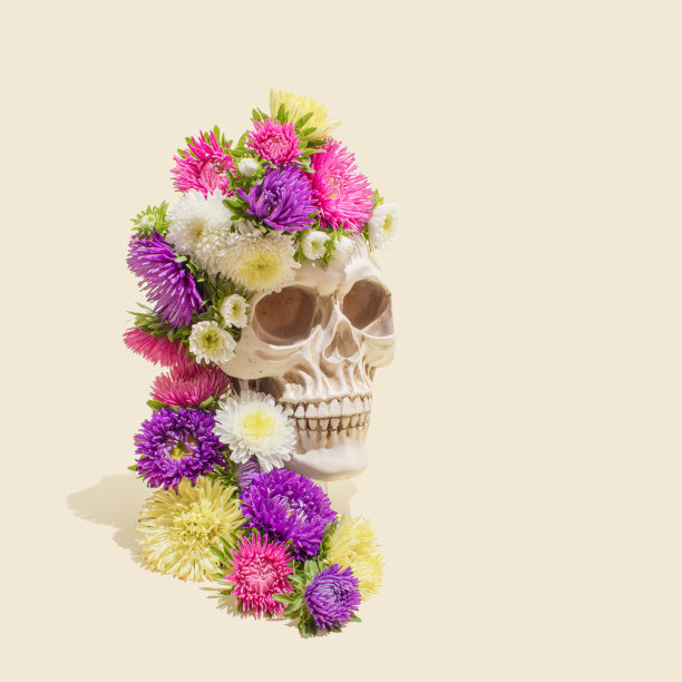 带有彩色花朵的逼真的人类头骨。墨西哥亡灵节(Dia De Los Muertos)或万圣节的概念。图片下载