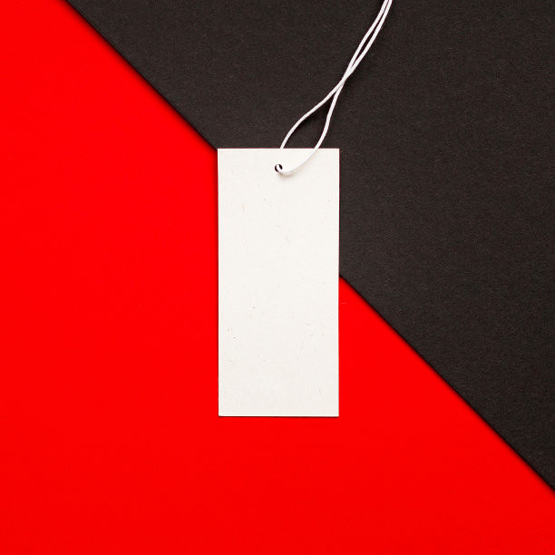 红色和黑色背景上的白色标签特写。季节性大减价或黑色星期五。图片下载