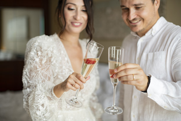 新婚夫妇举杯庆祝香槟图片下载
