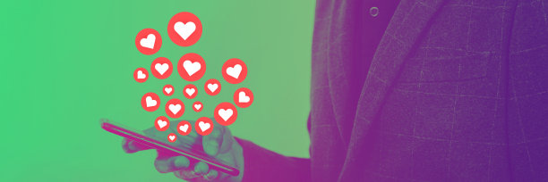 手持手机正在发送爱心表情。图片下载