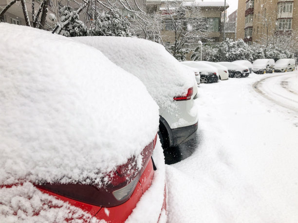 冬天，积雪覆盖了汽车和街道图片下载