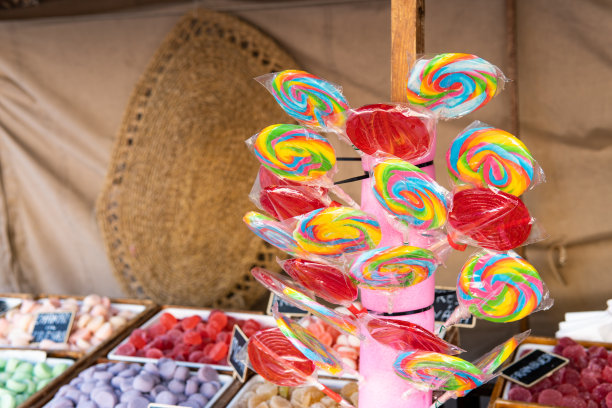 商店里有各种各样的棒棒糖和彩色果冻糖果。传统的市场图片下载