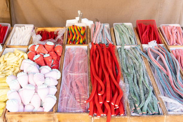 商店里有各式各样的彩色软糖。传统的市场图片下载