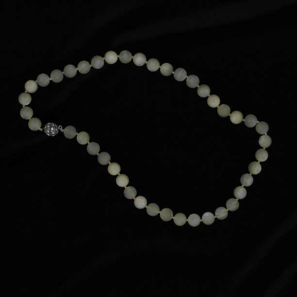 奥赫里德湖珍珠项链黑色背景马其顿图片下载