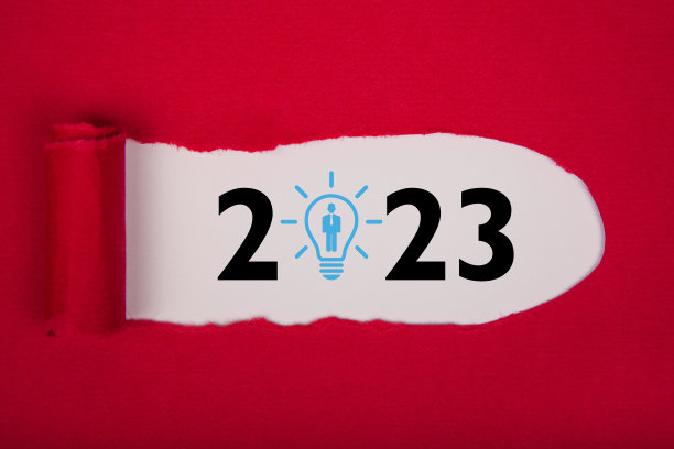 白色背景的2023年新年招聘概念撕裂纸图片下载