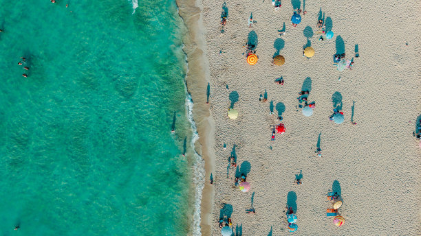 无人机鸟瞰伊勒卡海滩，切斯米，伊兹密尔图片下载