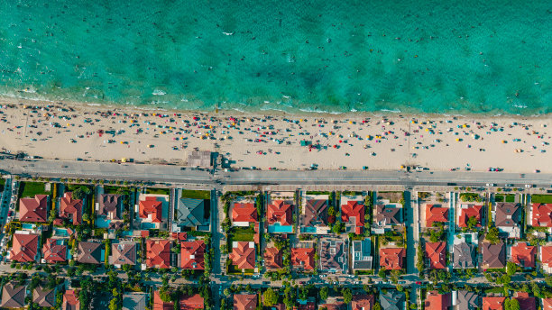 无人机鸟瞰伊勒卡海滩，切斯米，伊兹密尔图片下载