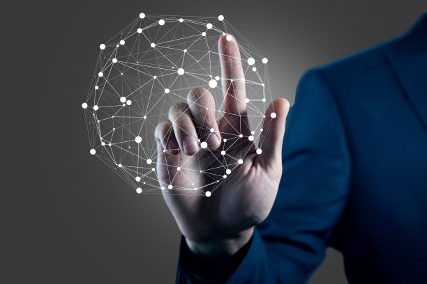 男人触摸屏幕上的全球网络图片下载