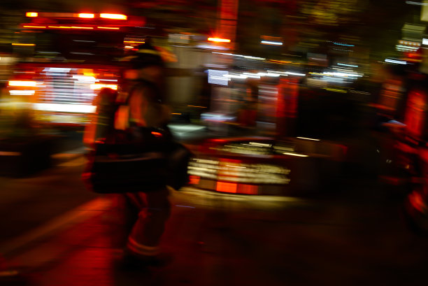 消防队员在行动图片下载