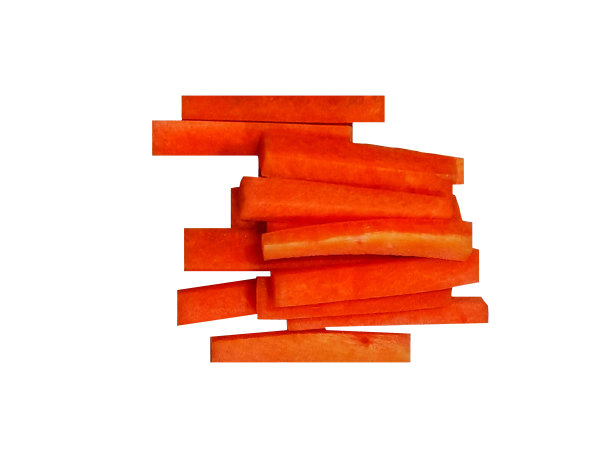 胡萝卜切成四瓣，摊在白色的背景上图片下载