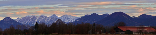 欧洲阿尔卑斯山的全景照片。日落时巴伐利亚阿尔卑斯山的全景。冬季阿尔卑斯山的全景宽照片。图片下载