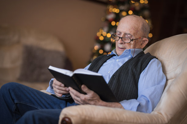老人在家里休息，看书图片下载