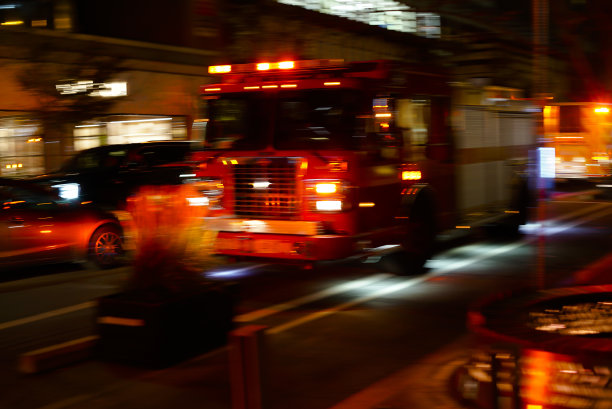 消防车运动模糊，绝对紧急图片下载