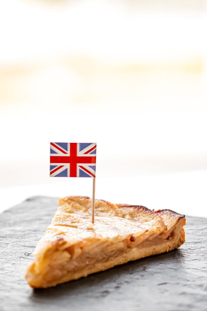英国，甜点和面包店，一块有英国国旗的苹果挞图片下载