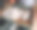 一个农民正抱着一箱小兔子。特写的兔子。白兔品种。在农场饲养兔子。图片下载