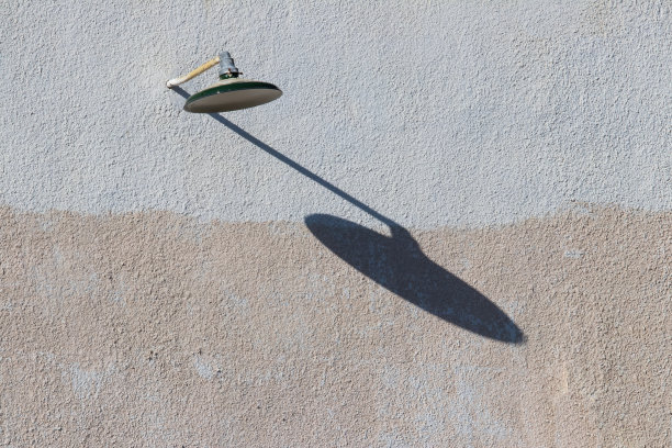 复古街灯的影子投射在建筑物的外墙上图片下载