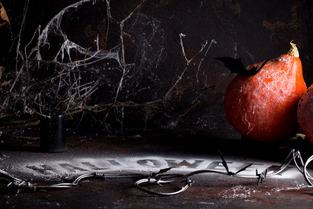 万圣节的概念，铭文万圣节在黑暗的背景与南瓜蝙蝠图片下载