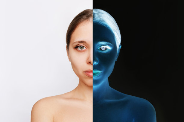 两半的年轻女子与正常覆盖和反转与蓝色调。黑色和白色图片下载