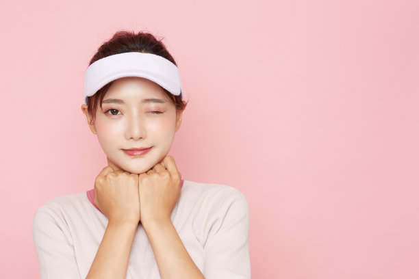 肖像年轻的亚洲妇女在运动时尚的粉红色背景图片下载