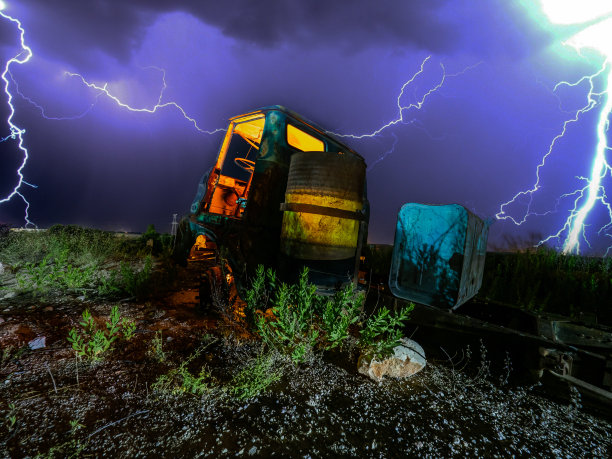 后视图夜间照片的卡车在暴风雨的夜晚与雷击图片下载