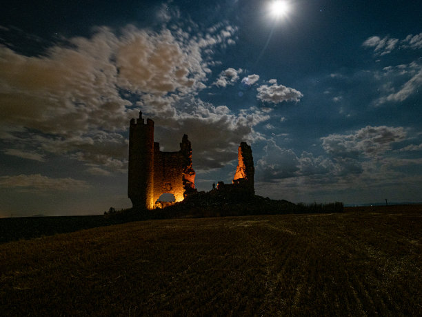 城堡在晚上图片下载