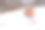 一名妇女在降雪期间在城市公园堆雪人图片下载